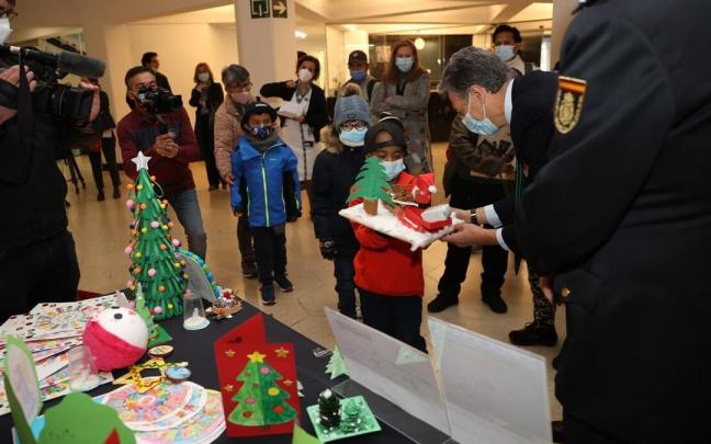 Un niño recibe una manualidad de manos del director de la CUN, Joseba Campos