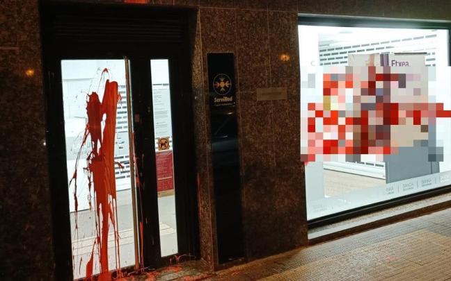 Una de las sucursales que sufrieron las pintadas.