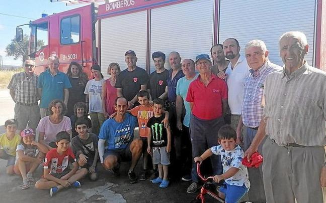 La vecindad del concejo de Aós aprende a actuar en posibles incendios La vecindad del concejo de Aós aprende a actuar en posibles incendios