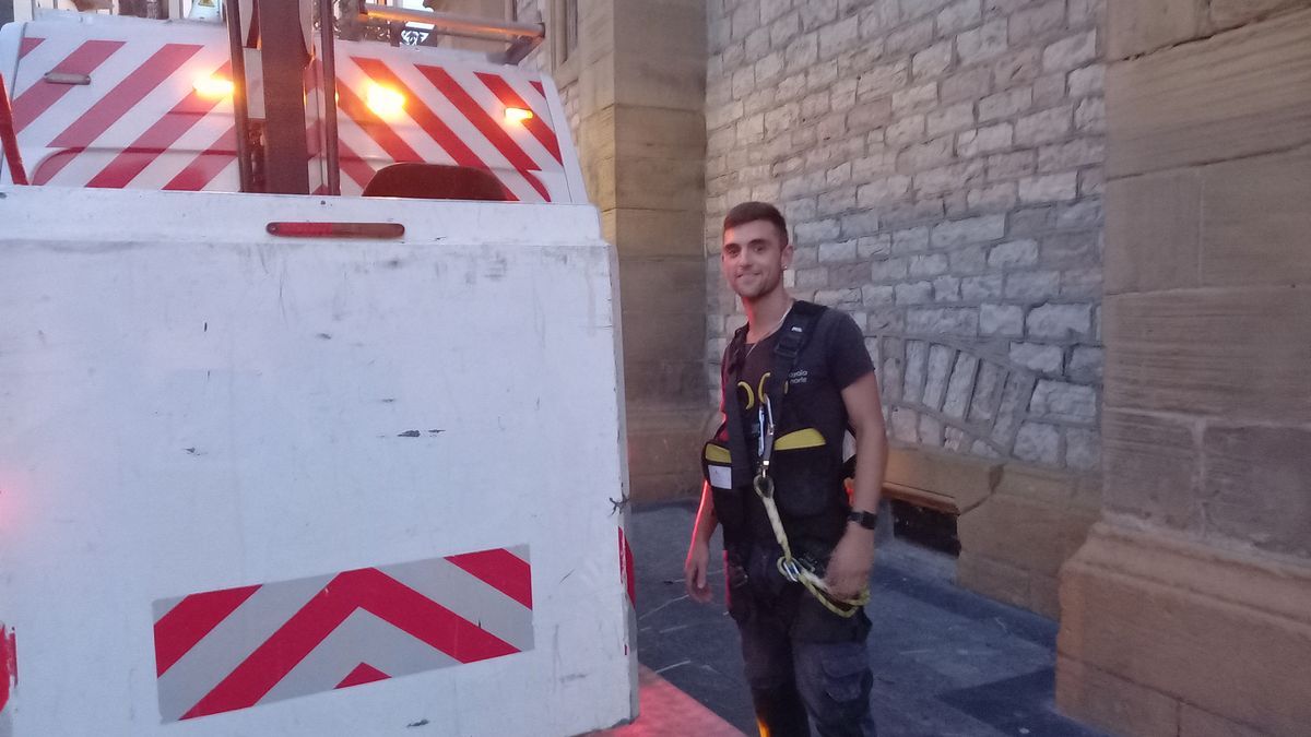 Joven trabajador que recogió los balones