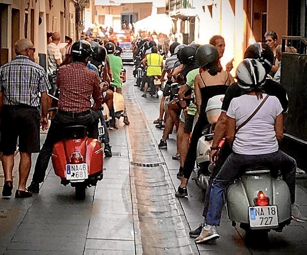 Las vespas circulando este domingo por el casco antiguo del municipio.