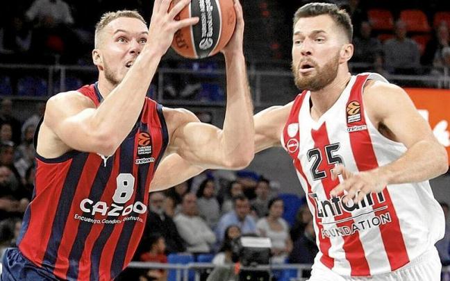 Sedekerskis se dirige a canasta perseguido por el exbaskonista Alec Peters. | FOTO: PILAR BARCO