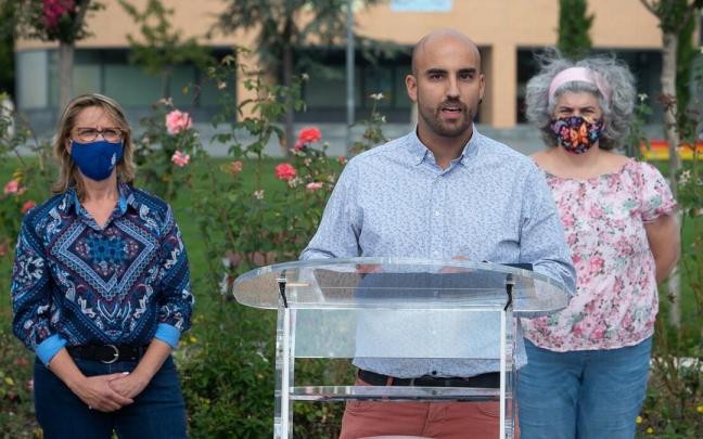 Álvarez, en una rueda de prensa en 2020 con Ana Reguilón (izquierda) y Manuela Rodríguez, que le sustituirá en el cargo, a la derecha.