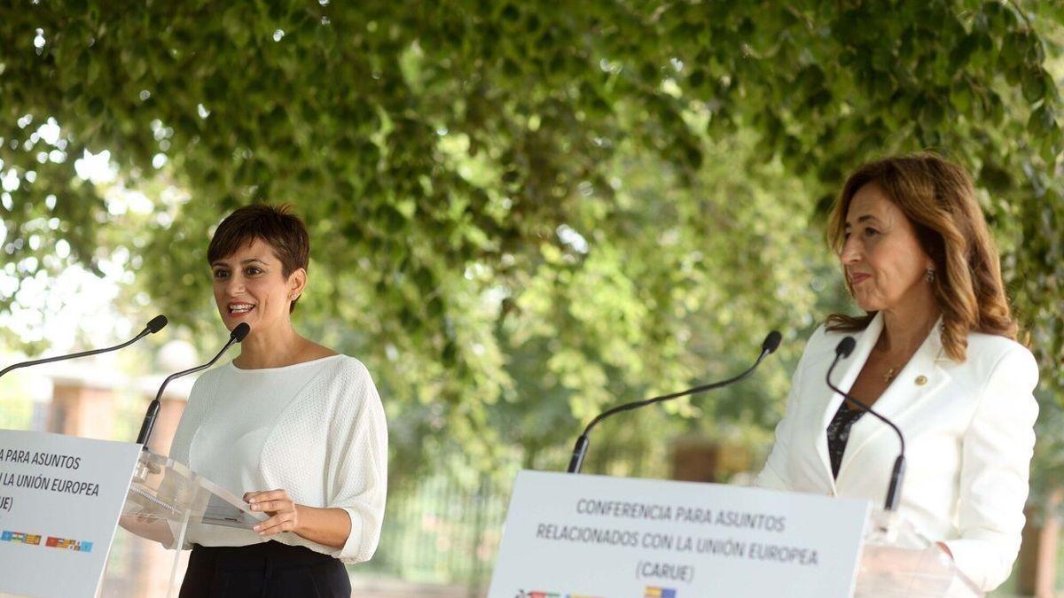 La consejera de Autogobierno, Olatz Garamendi, con la ministra de Política Territorial, Isabel Rodríguez en un encuentro le pasado mes de julio.