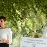 La consejera de Autogobierno, Olatz Garamendi, con la ministra de Pol&iacute;tica Territorial, Isabel Rodr&iacute;guez en un encuentro le pasado mes de julio.