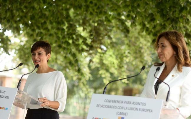 La consejera de Autogobierno, Olatz Garamendi, con la ministra de Pol&iacute;tica Territorial, Isabel Rodr&iacute;guez en un encuentro le pasado mes de julio.