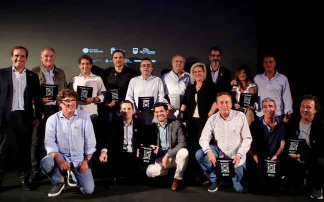 Algunos de los representantes de los bares galardonados con Barandillas del Instituto del Pintxo de San Sebastián, en la gala del pasado lunes