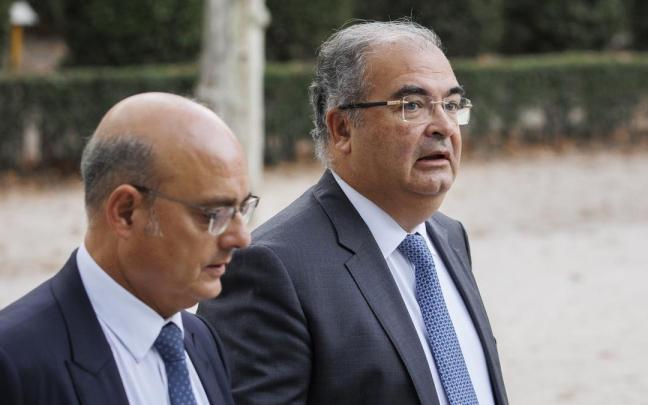 El expresidente del Banco Popular &Aacute;ngel Ron (d) y su abogado Jos&eacute; Antonio Chocl&aacute;n (i).