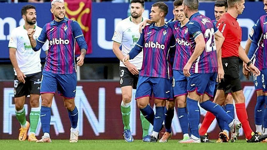 Stoichkov, seguido por sus compañeros, encarriló el triunfo del Eibar ante el Racing de Santander con dos goles. | FOTO: LALIGA