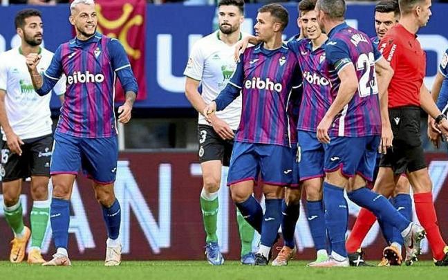 Stoichkov, seguido por sus compa&ntilde;eros, encarril&oacute; el triunfo del Eibar ante el Racing de Santander con dos goles. | FOTO: LALIGA