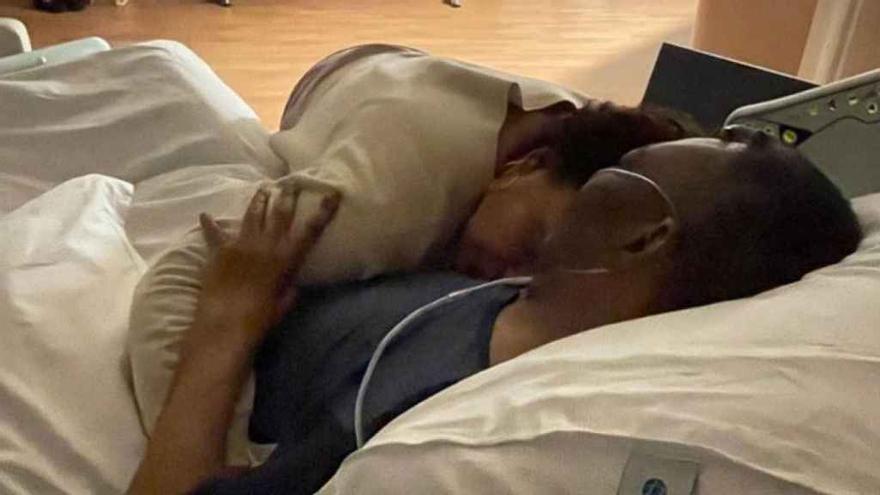 Pelé, con su hija en el hospital.