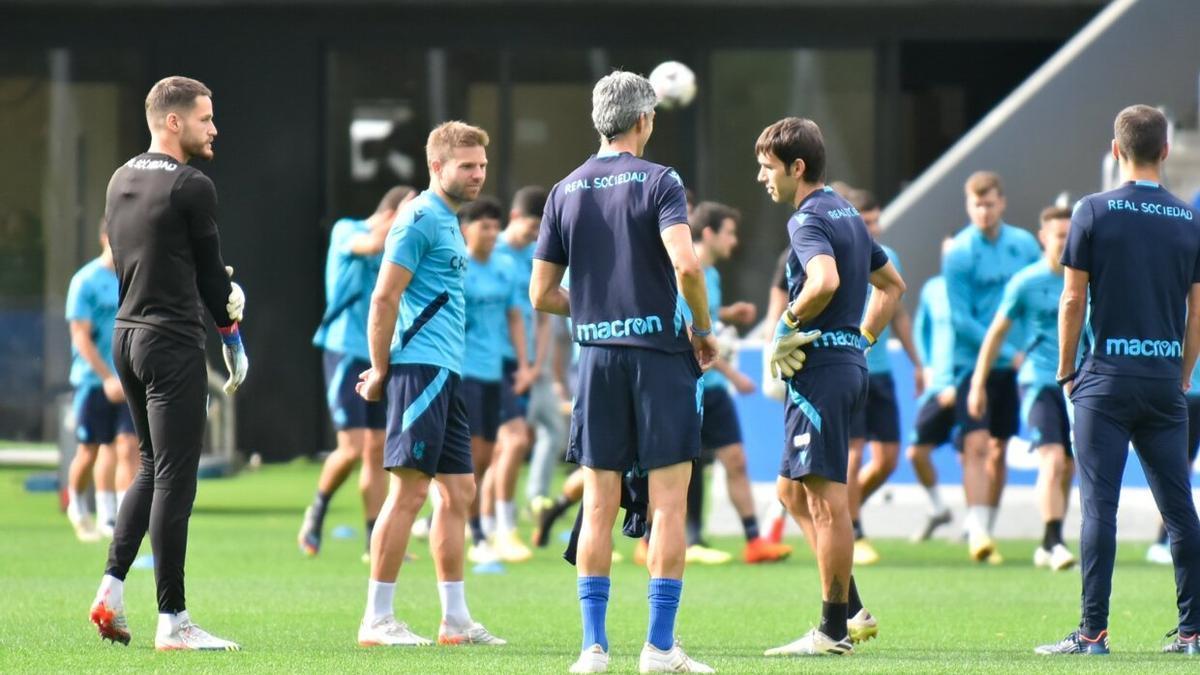 Remiro e Illarramendi charlan con Imanol y el preparador de porteros Jon Alemán durante un entrenamiento.