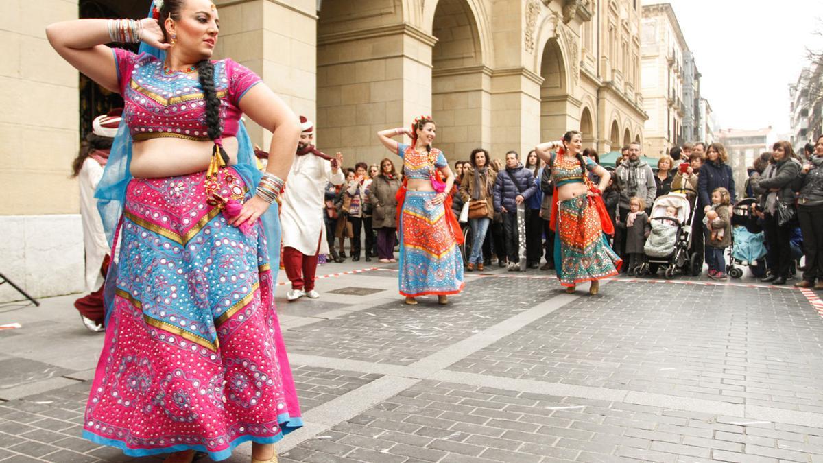 Danzas indias organizadas por la ong Calcuta Ondoan en la plaza de Gipuzkoa.