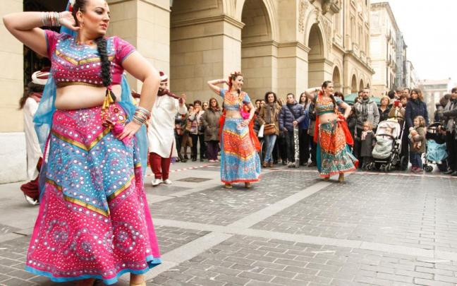 Danzas indias organizadas por la ong Calcuta Ondoan en la plaza de Gipuzkoa.