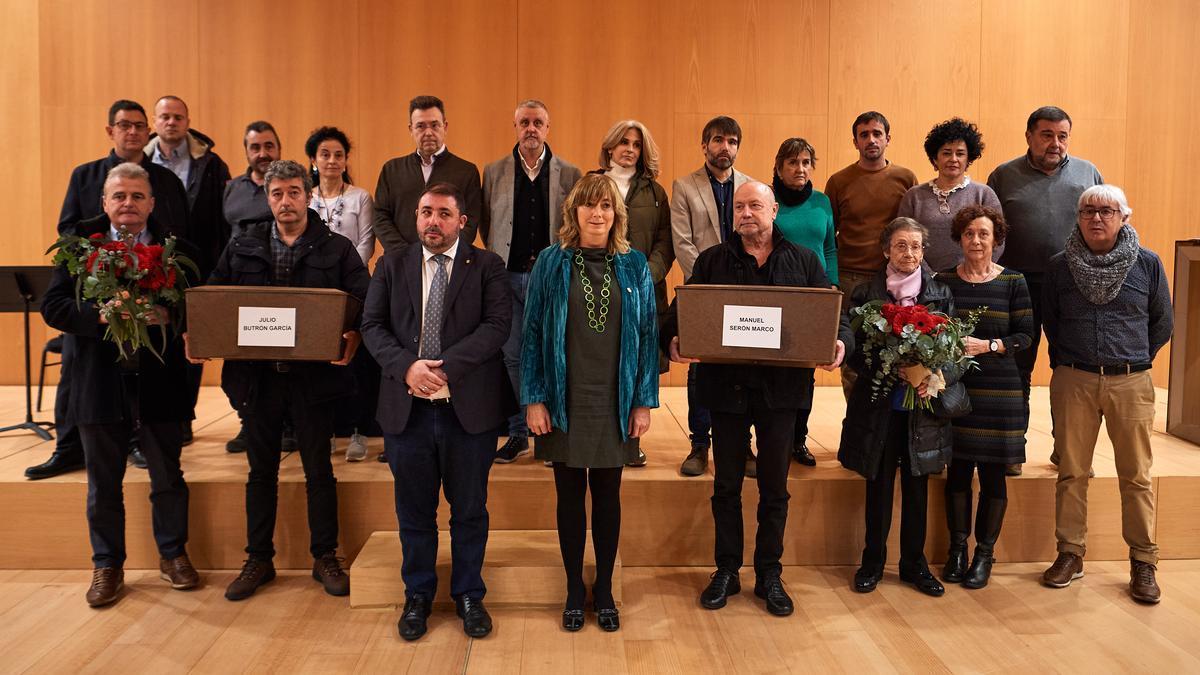 La consejera Ana Ollo, en el centro, junto al Presidente del Parlamento, Unai Uhalde, y familiares de Julio Butrón García y Manuel Serón Marco.