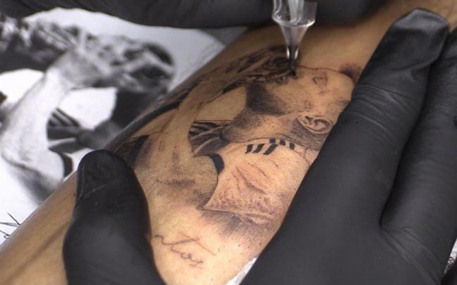 Una persona se hace un tatuaje de Lionel Messi besando la Copa del Mundo. Una persona se hace un tatuaje de Lionel Messi besando la Copa del Mundo.