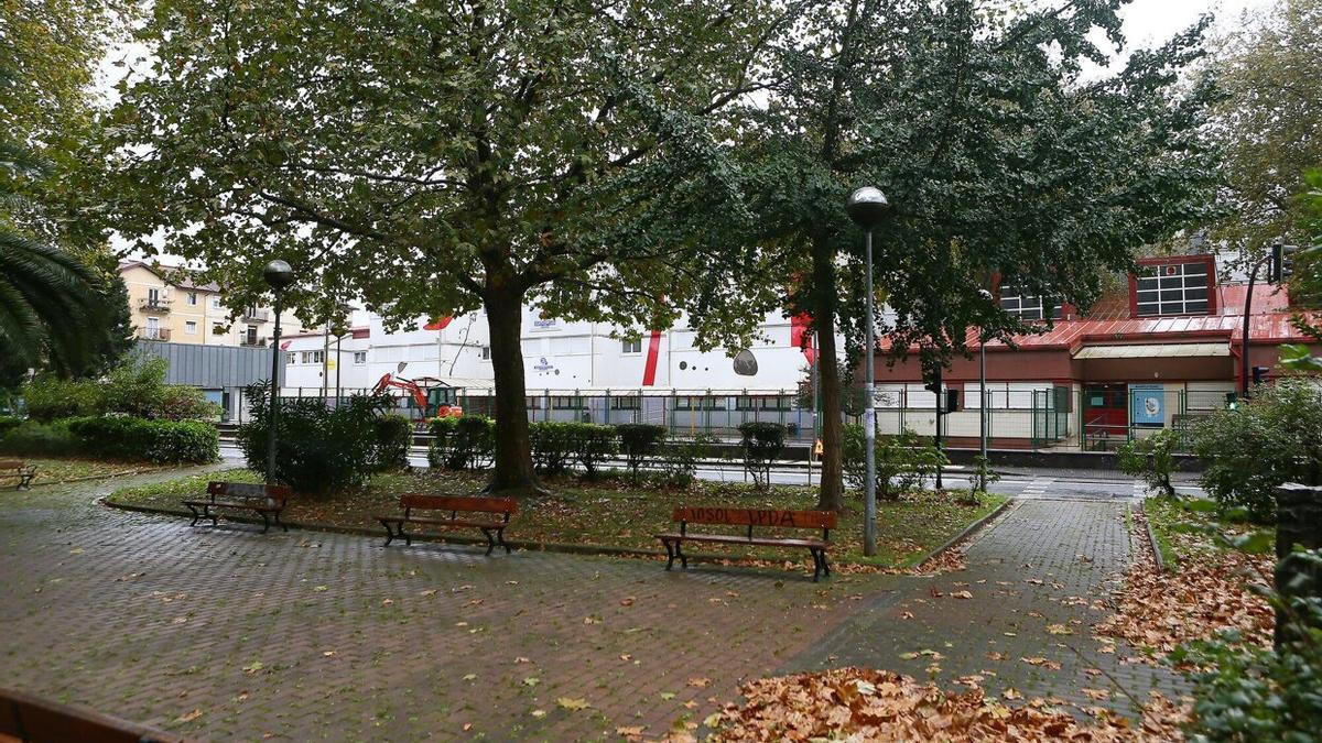 Plaza Marie Curie, frente a la ikastola Arantzazuko Ama, que se hará más permeable al tránsito peatonal.