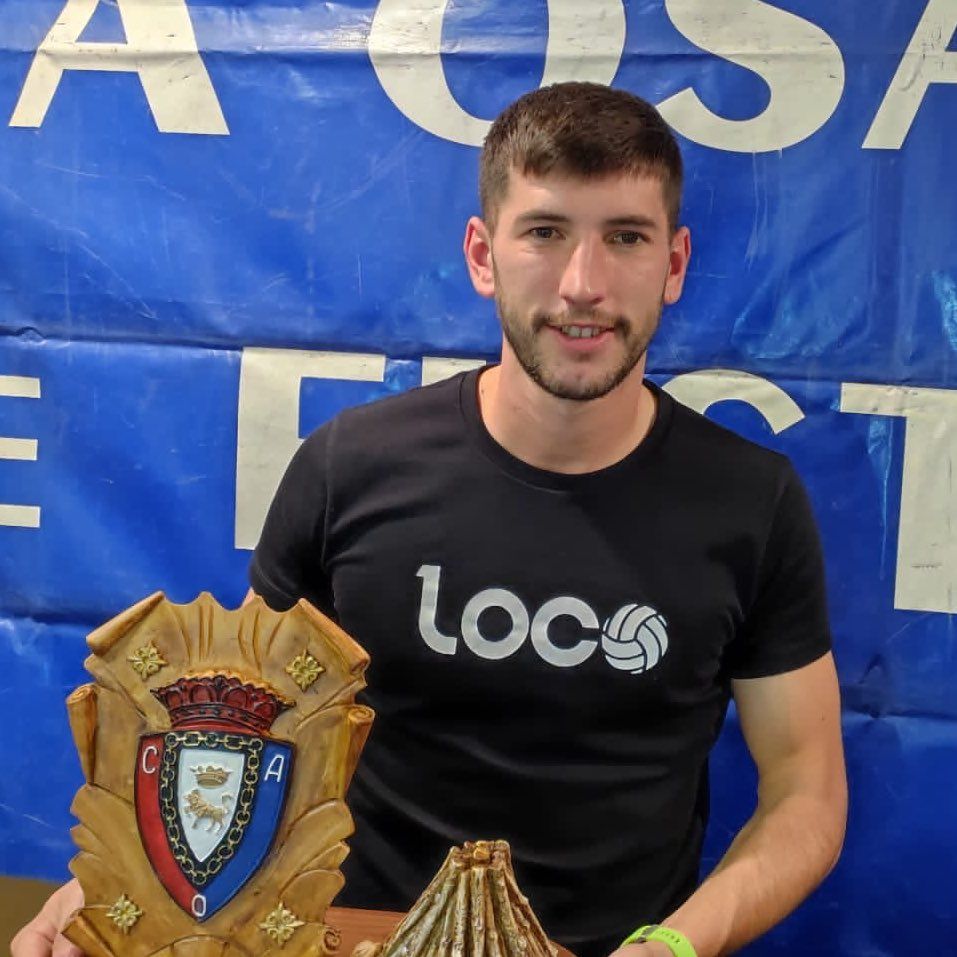 David García, con el ‘Trofeo Casta y Coraje’ de la Peña Osasunista de Fustiñana.