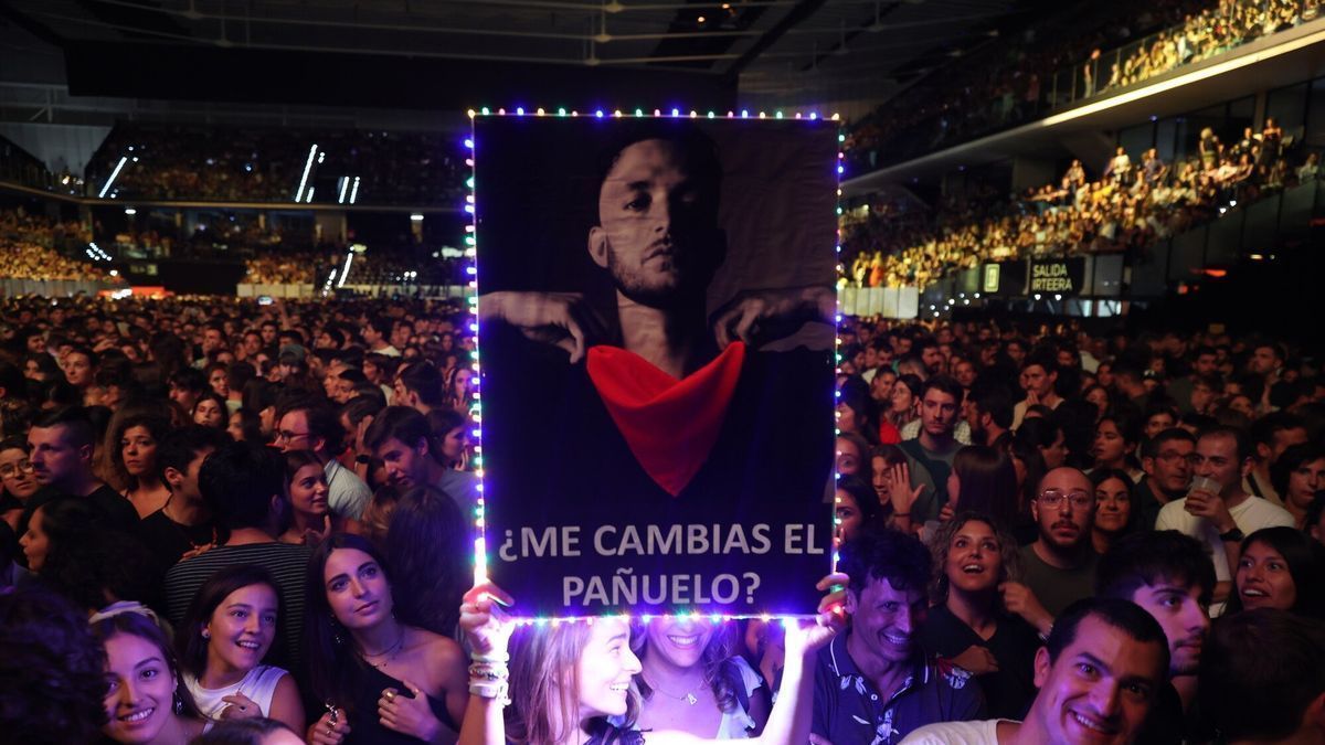 Una joven con el cartel de ¿Me cambias el pañuelo?