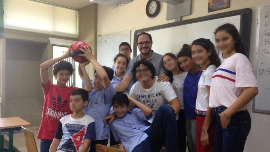 Miguel Medarde con sus alumnos, en una imagen compartida en la revista 'Nuestro Tiempo'