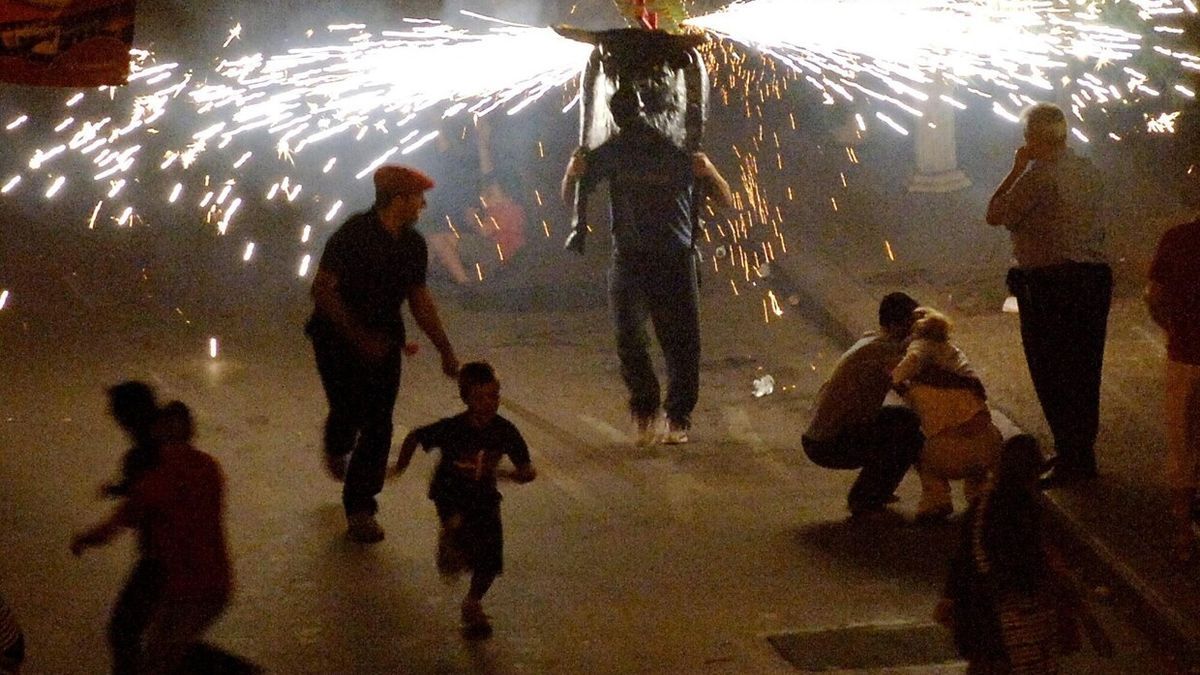 Después de los fuegos artificiales, el toro de fuego pondrá a correr a los más valientes.