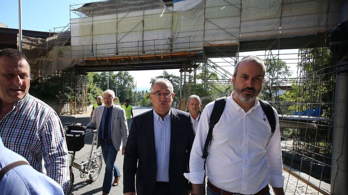 El alcalde Maya y el concejal Alonso, junto a la lona que cubre las obras en la pasarela durante una visita de la Comisión de Urbanismo al carril bici del Labrit en junio.