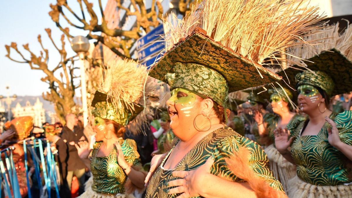 Desfile de carrozas y comparsas en el Carnaval de Donostia