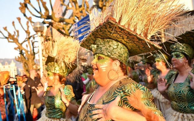 Desfile de carrozas y comparsas en el Carnaval de Donostia