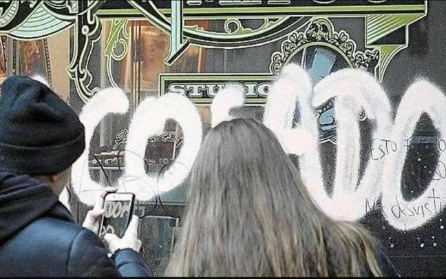 La tienda del tatuador apareci&oacute; con pintadas despu&eacute;s de que comenzaran las denuncias.