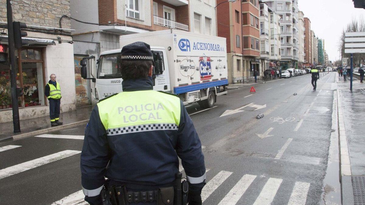 Un agente de la Policía Local en la calle Los Herrán, en una imagen de archivo