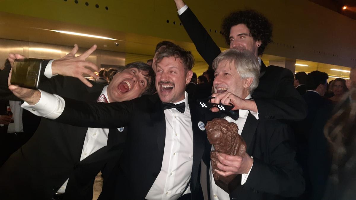 Iván Miñambres y Gaizka Urresti celebrando juntos el triunfo en la fiesta posterior a la gala.