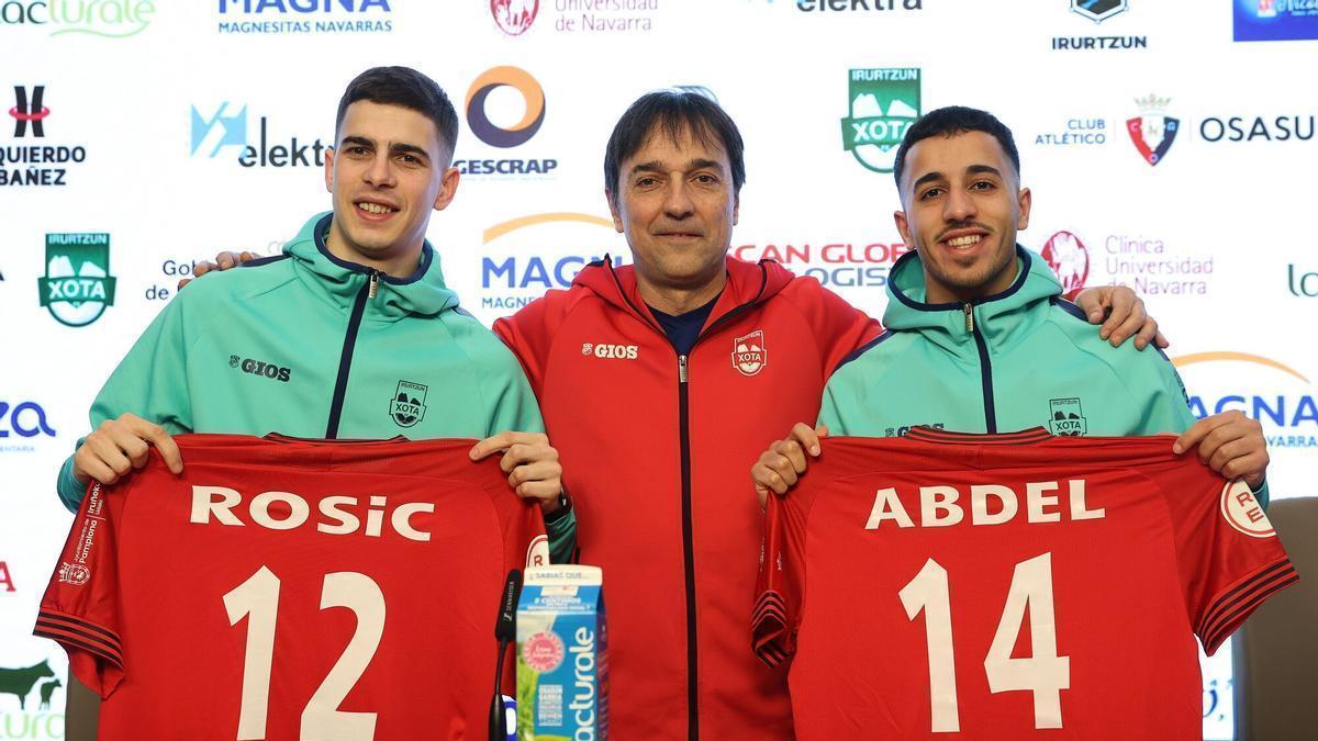 Los fichajes invernales del Xota, Dorde Rosic y Abdelhak Mottaki, con Imanol Arregui en su presentación.