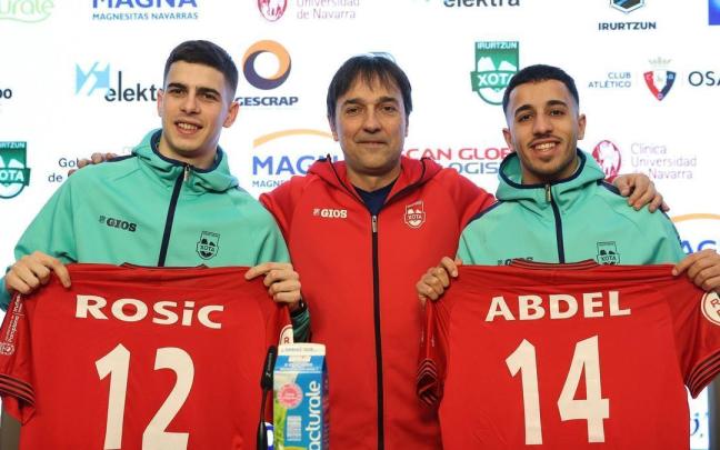 Los fichajes invernales del Xota, Dorde Rosic y Abdelhak Mottaki, con Imanol Arregui en su presentación. Los fichajes invernales del Xota, Dorde Rosic y Abdelhak Mottaki, con Imanol Arregui en su presentación.
