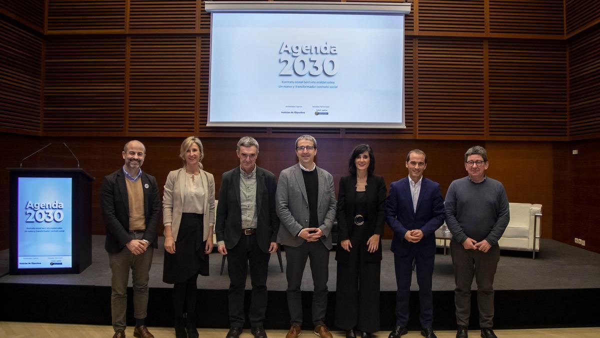 Los participantes en el foro sobre Agenda 2030, el viernes en ele Kursaal, con Eduardo Iribarren, director de este periódico en el centro, junto a Jonan Fernández