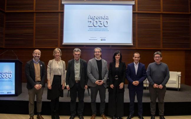 Los participantes en el foro sobre Agenda 2030, el viernes en ele Kursaal, con Eduardo Iribarren, director de este periódico en el centro, junto a Jonan Fernández