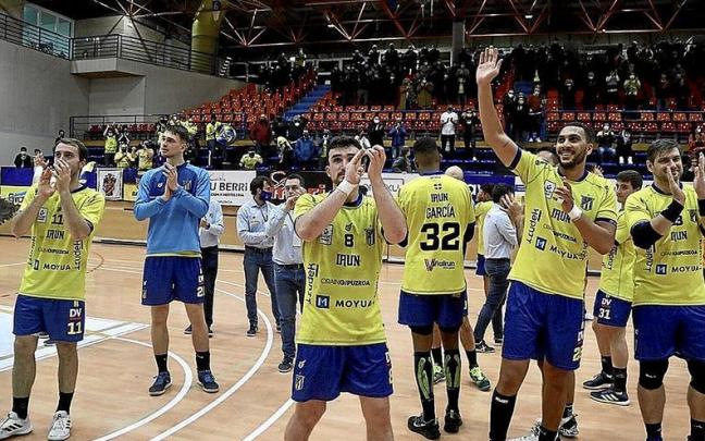 Bidasoako jokalariak ikusleak txalotzen aurreko denboraldiko partida batean. | ARGAZKIA: JAVI COLMENERO