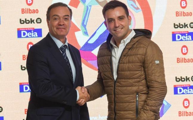 Javier Andrés, director general de Editorial Iparraguirre, y Jon Iturbe, de la organización.