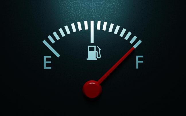 El testigo de la gasolina de un vehículo marca que el depósito está vacío.