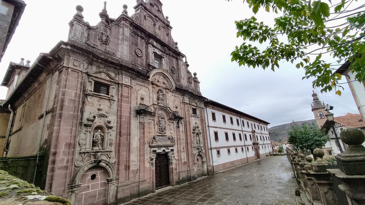 La majestuosa fachada del convento de las Hermanas Clarisas, construido en 1735 por Juan Bautista de Iturralde.