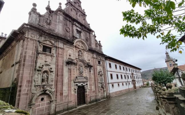 La majestuosa fachada del convento de las Hermanas Clarisas, construido en 1735 por Juan Bautista de Iturralde. La majestuosa fachada del convento de las Hermanas Clarisas, construido en 1735 por Juan Bautista de Iturralde.