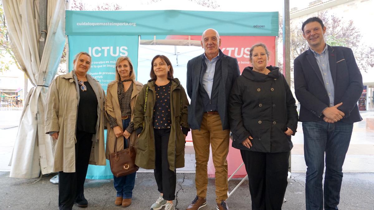 Visita a la carpa en su primera parada, la plaza del ayuntamiento de Mutilva.