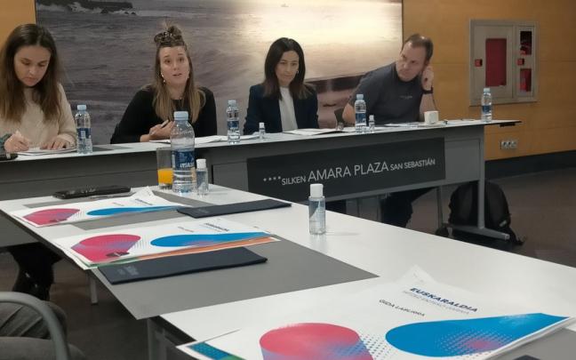 Las coordinadoras de Euskaraldia, Goiatz Urkijo y Garazai Azkue, junto a la viceconsejera de Política Lingüística, Miren Dobaran, e Iker Martínez de Lagos, (Euskaltzaleen Topagunea), en el desayuno informativo de este martes para