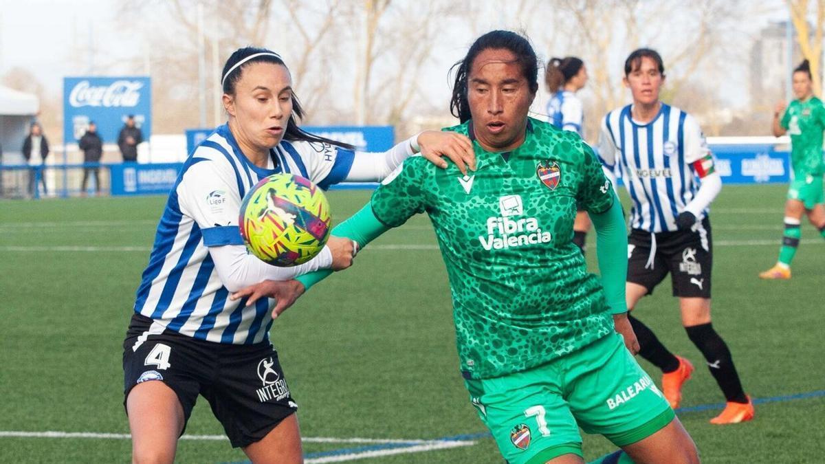 Camila Sáez disputa un balón durante el Alavés-Levante de este sábado.