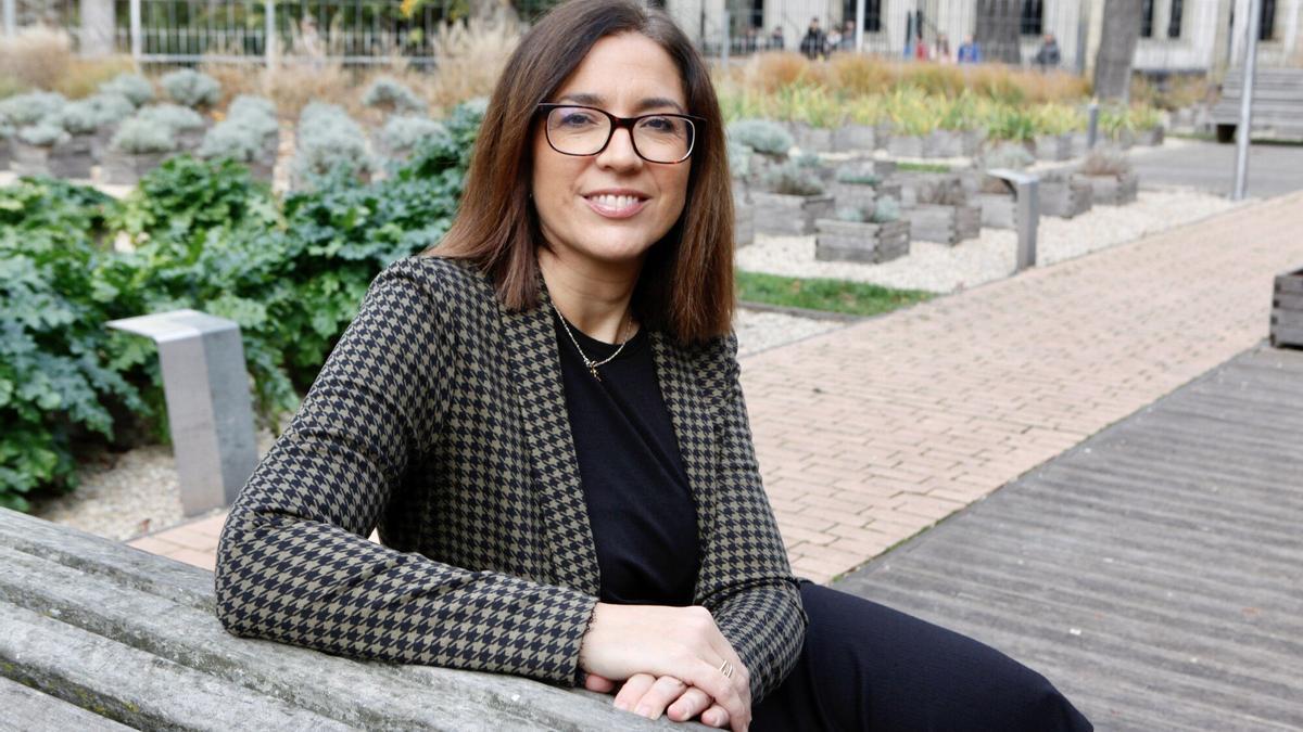 Leire Zugazua en los exteriores del Jardín Secreto del Agua, junto a la oficina de la Defensora vecinal de Gasteiz.