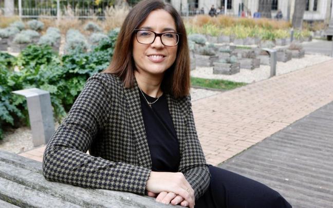 Leire Zugazua en los exteriores del Jardín Secreto del Agua, junto a la oficina de la Defensora vecinal de Gasteiz.