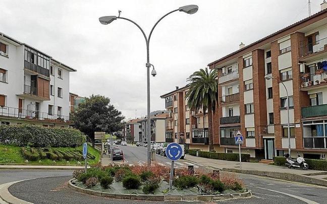 Dos luminarias en la rotonda de Arantzubi. | FOTO: N.G.