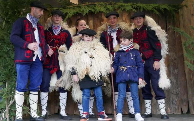 El nuevo monarca, Imanol Ruiz, con su predecesor y ayudantes.