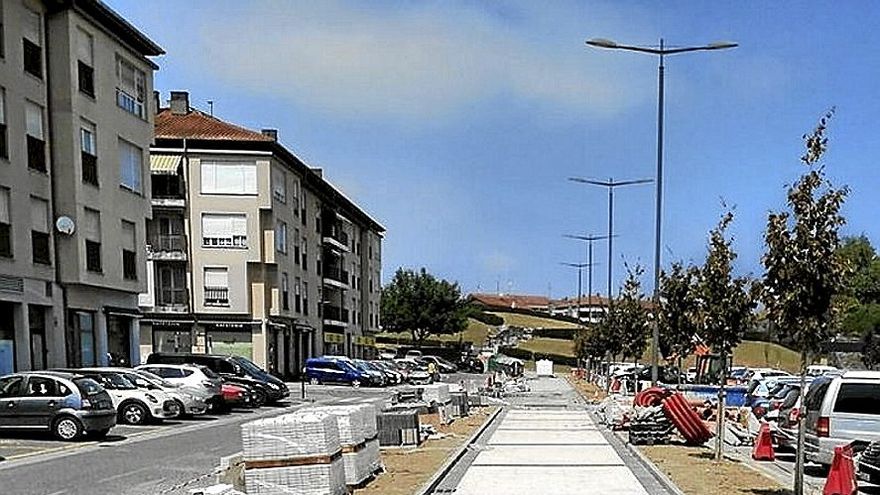 Las aceras de Errebellin han ganado anchura este mes.