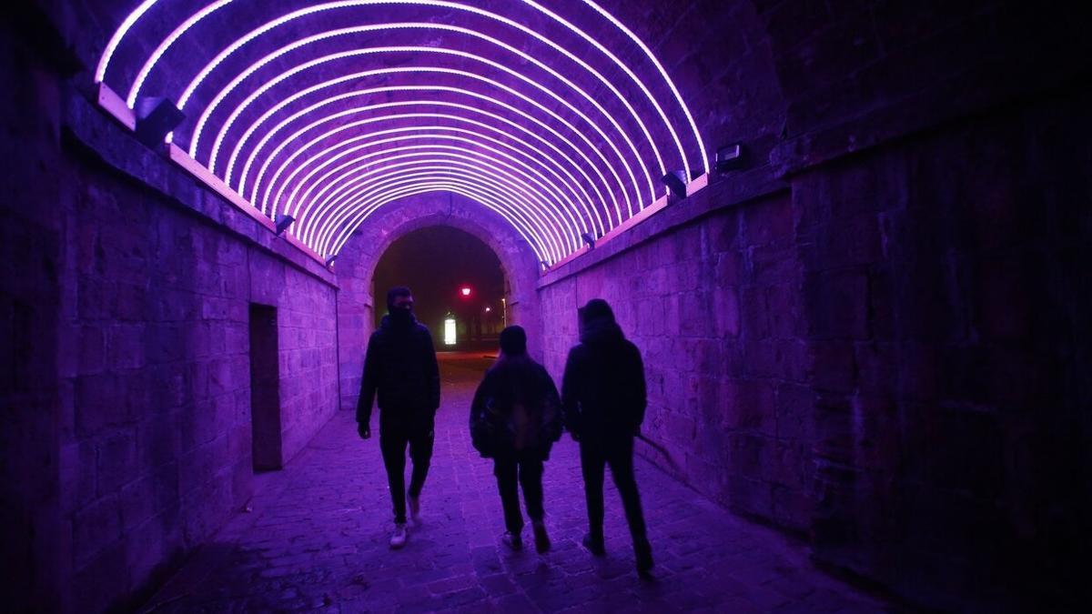 Imagen del año pasado de una de las instalaciones lumínicas del festival Otras Luces en uno de los túneles de la Ciudadela.