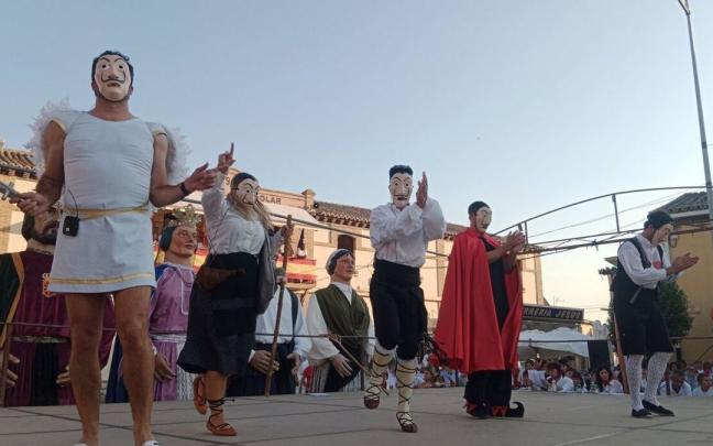 Imagen de un momento de la representación del Paloteado de Buñuel.